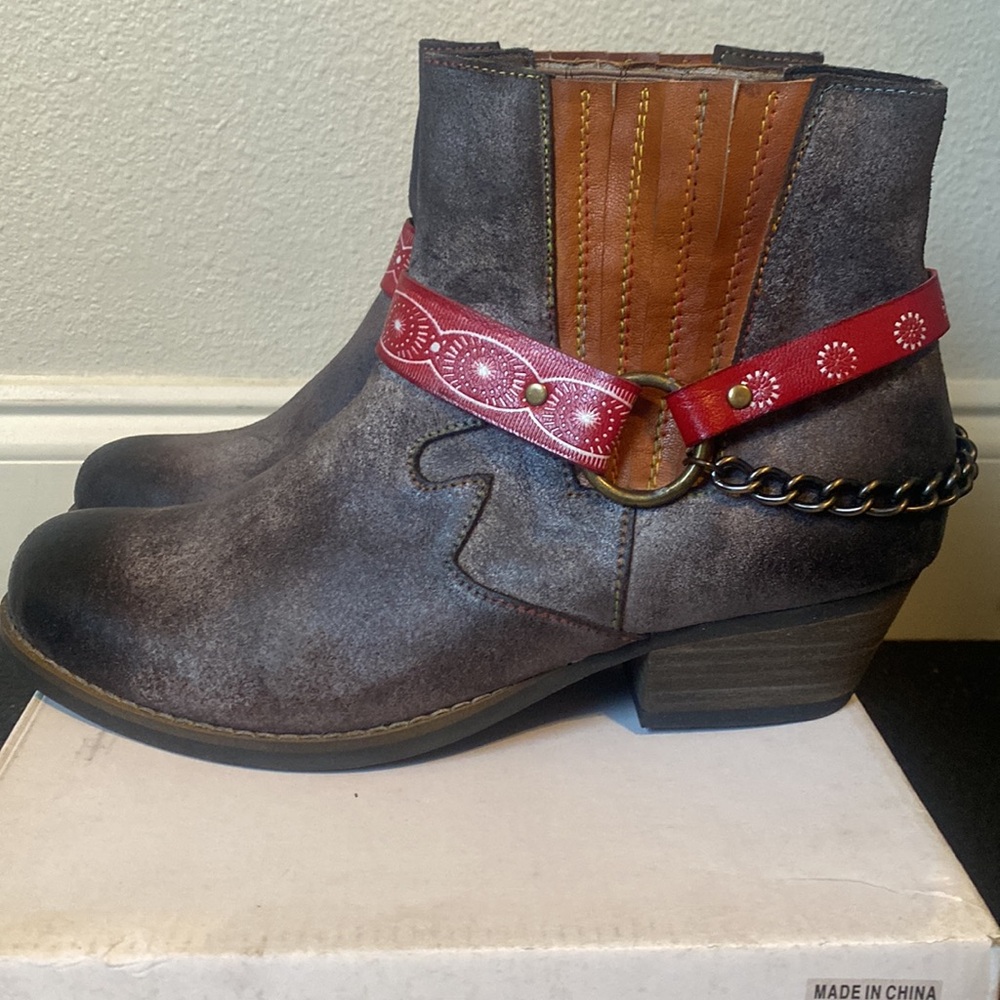 NIB  Iliyah | Gray Geometric Studded-Band & Chain Leather Ankle Boots  ZL840